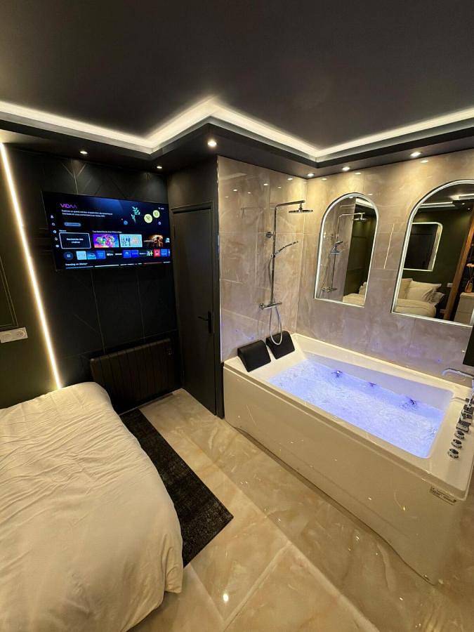 Gîte pour 2 personnes, avec jacuzzi à Villejust