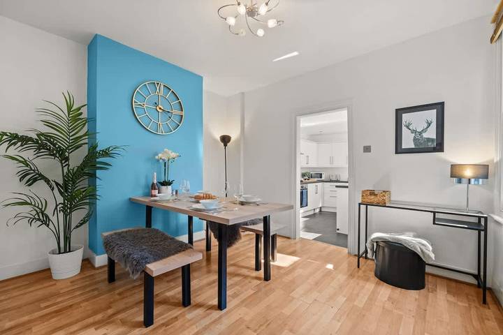 Holiday rental for 9 people, with balcony and garden, child-friendly in Kingston upon Thames