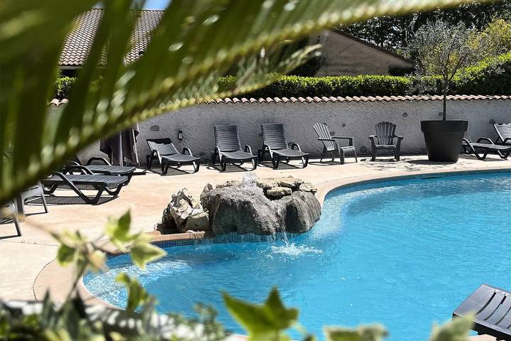 Camping für 2 Personen, mit Pool und Terrasse, mit Haustier in der Ardèche