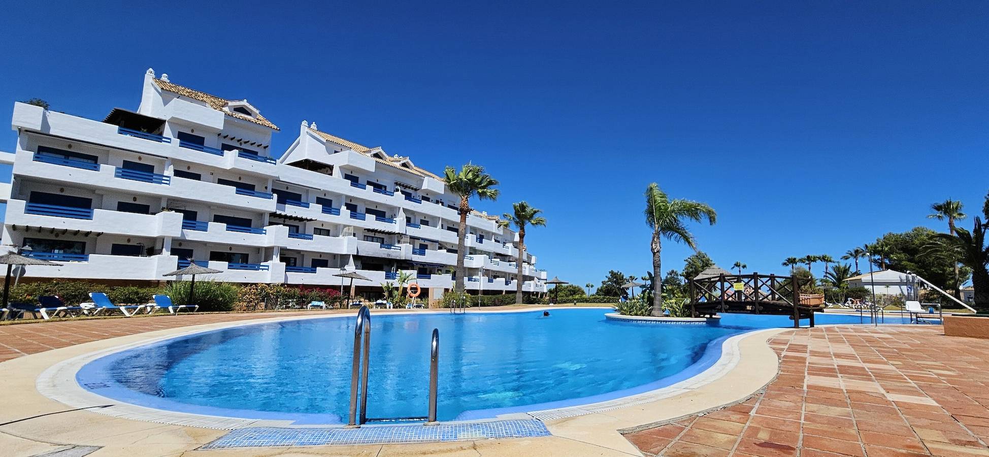 Apartamento entero, Apartamento 'La Terraza del Mar' con vistas al mar, Wi-Fi y aire acondicionado in Duquesa Regent, Manilva