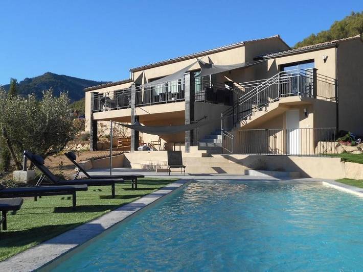 Location de vacances pour 9 personnes, avec Balcon et Terrasse ainsi que Jardin et Piscine à Propiac