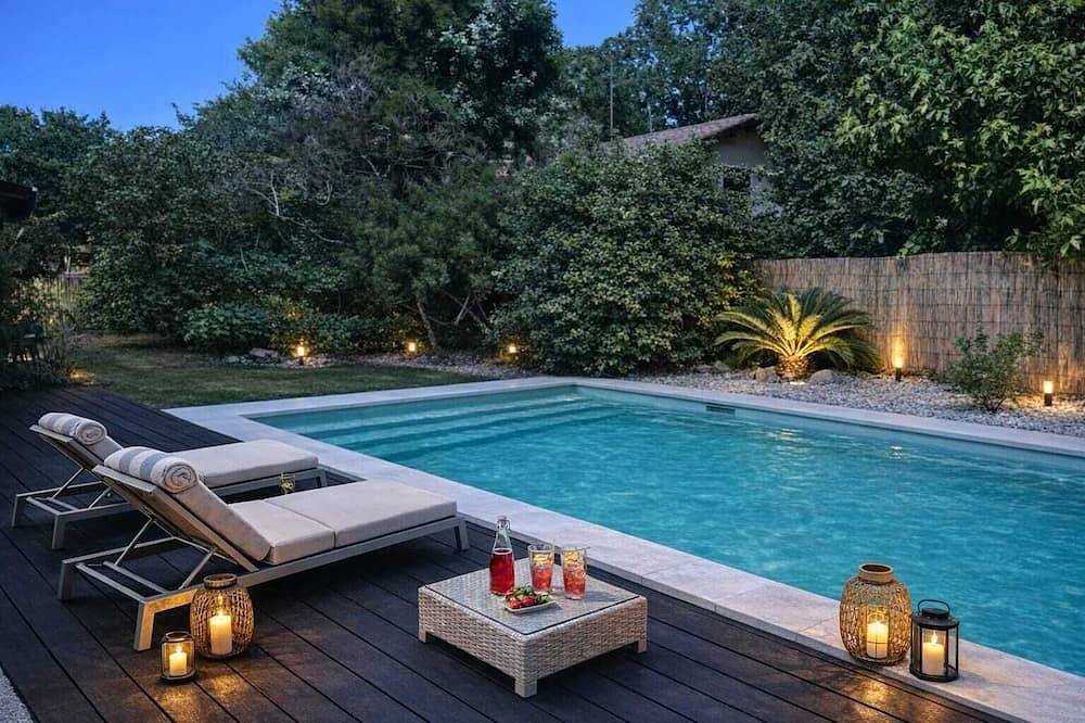 Large family villa near ocean and forest, heated pool, sleeps 14 in Messanges, Côte d’Argent