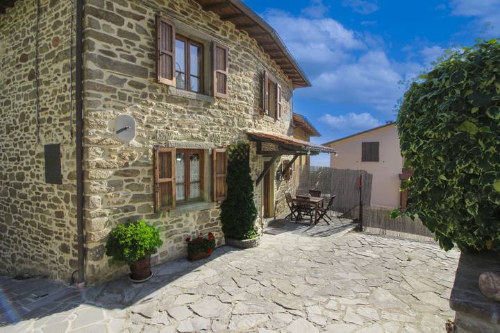 Villa for 8 people, with Terrace and Yard as well as Pool in Tuscany