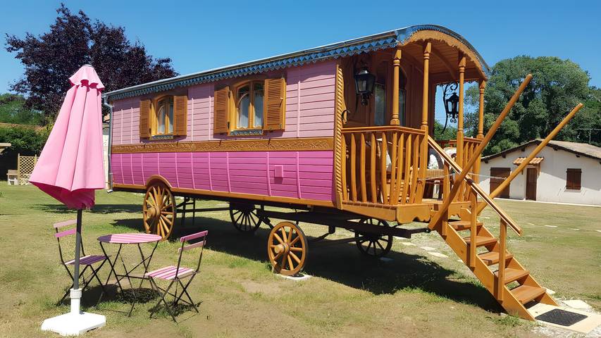 Location de vacances pour 2 personnes, avec jardin ainsi que jacuzzi et sauna, animaux acceptés à Bussac-Forêt
