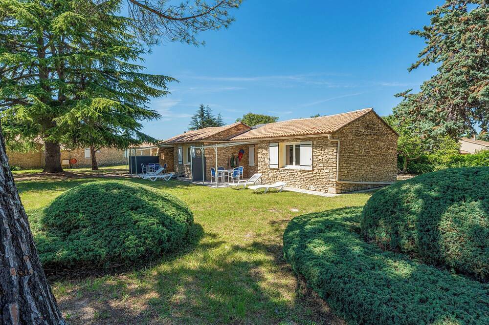 Ganze Wohnung, Provençal cottage in a tourist residence in La Roque-sur-Pernes, Vaucluse