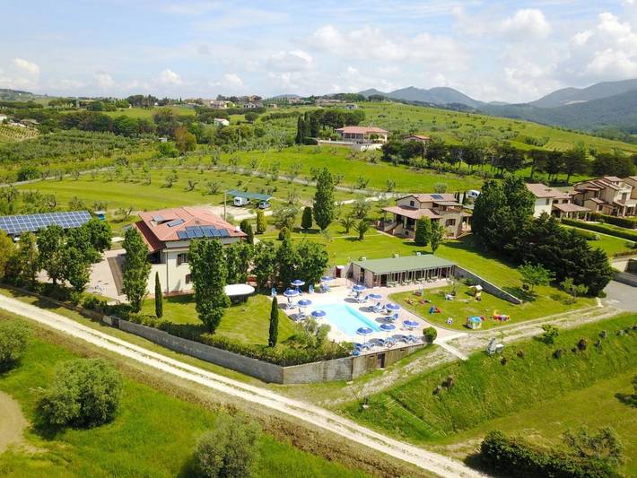 Bungalow für 4 Personen, mit Terrasse und Garten sowie Pool und Ausblick in San Vincenzo