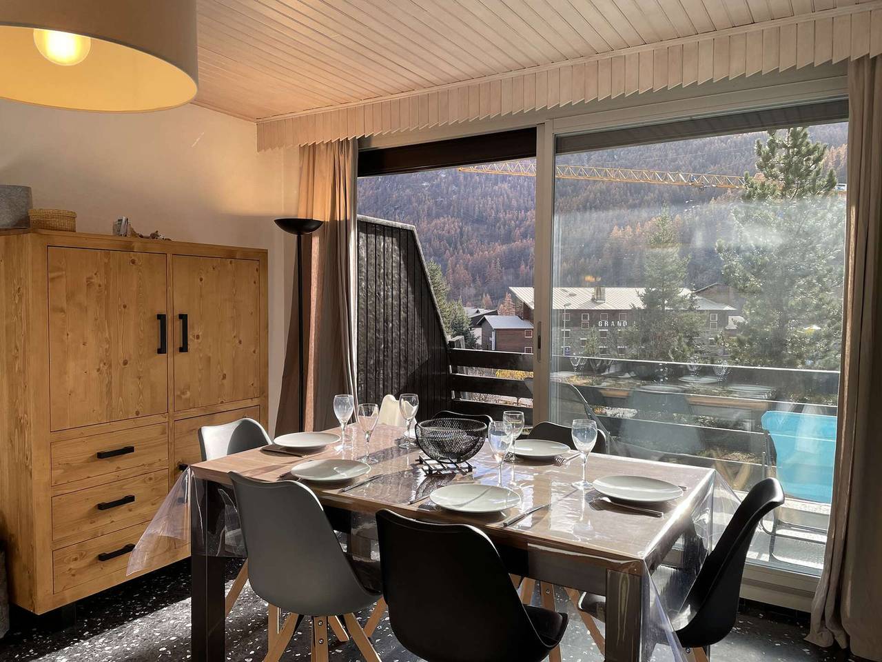 Entire apartment, Cozy 3-Room Apartment for 6 in Serre Chevalier – Parking, Ski Locker, Balcony, 3-Star Rating in Saint-Chaffrey, Serre Chevalier