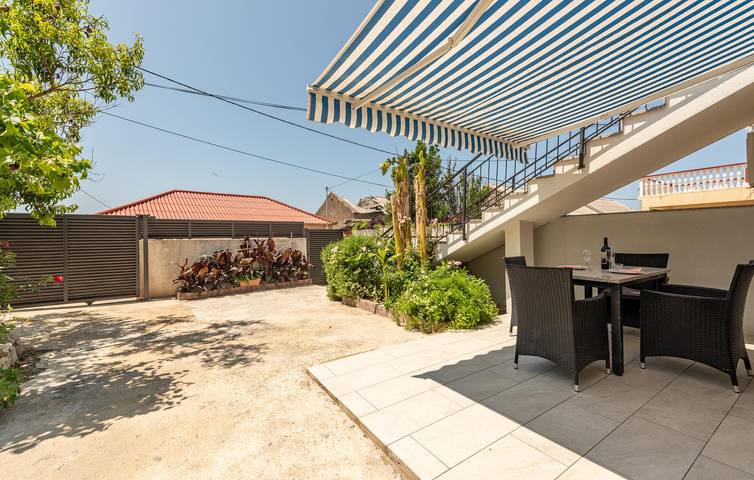 Ganze Ferienwohnung, Gemütliche Ferienwohnung, 900 m vom Strand entfernt, mit WLAN und Parkplatz in Ljubač (Dalmatien), Zadar