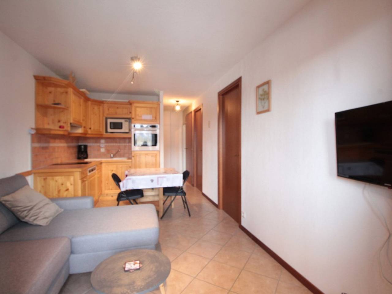 Entire apartment, Functional 3-Room Apt for 6 with Parking, Central, Close to Shops and Slopes in Les Carroz, Arâches-la-Frasse