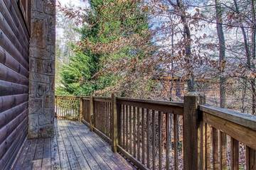 Log Cabin for 4 Guests in Pigeon Forge, Sevier County, Picture 2