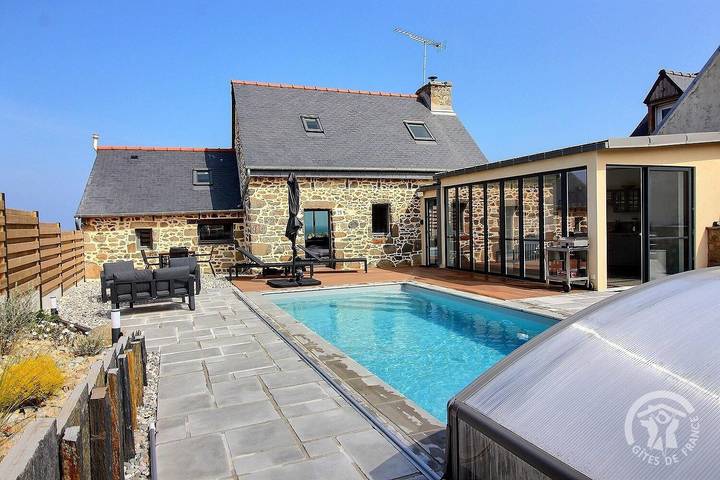 Maison de vacances pour 4 personnes, avec Terrasse ainsi que Jardin et Piscine à Pleubian