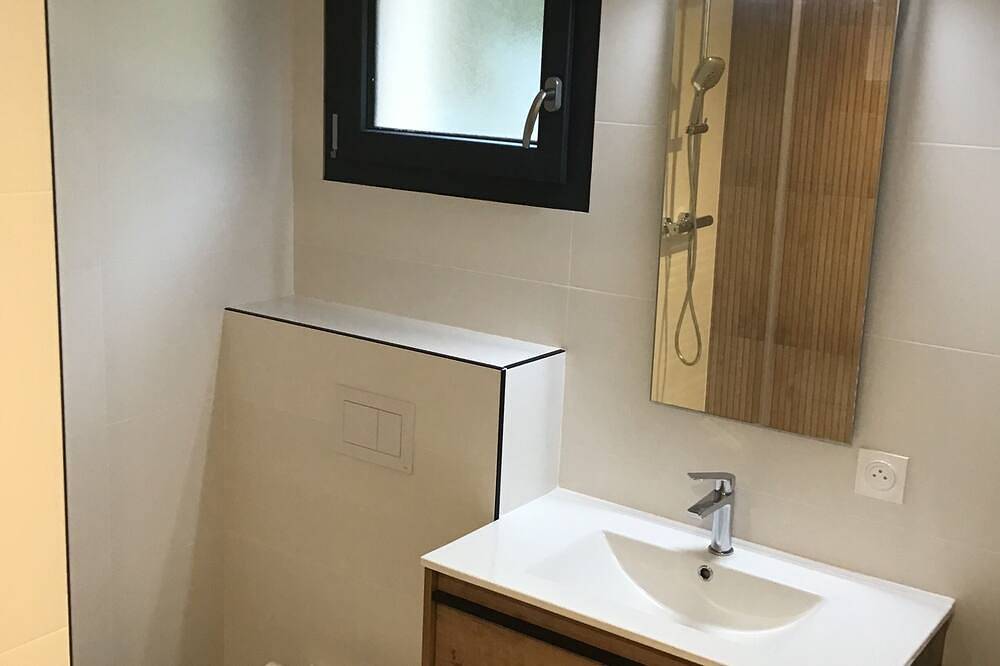 Entire apartment, Tiny house with mezzanine bedroom and covered terrace 800 m from the beach in Tarnos, Côte d’Argent