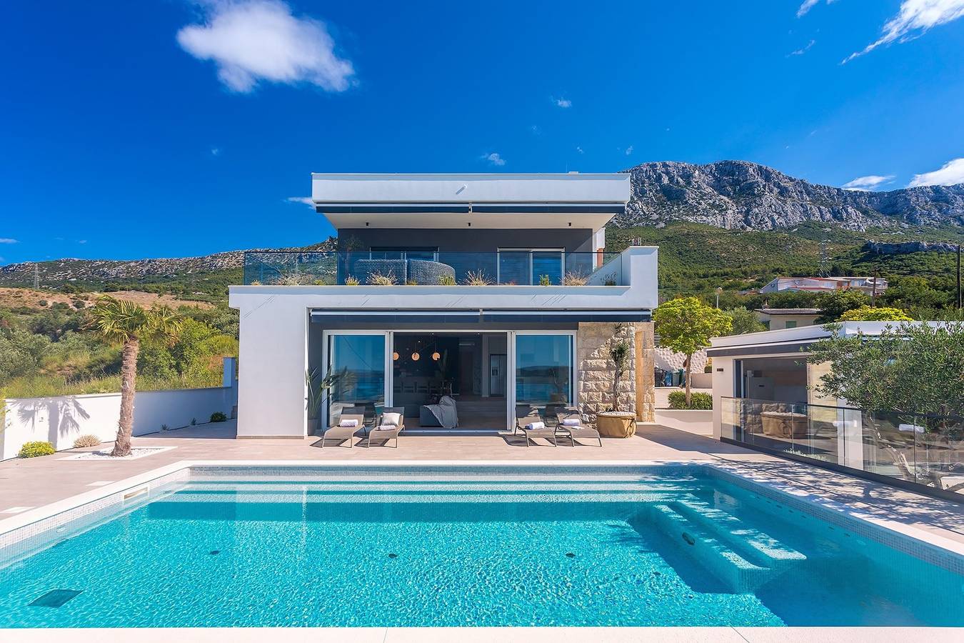 Villa Aria mit beheiztem Pool, Whirlpool, Meerblick in Kastel Gomilica, Kaštela