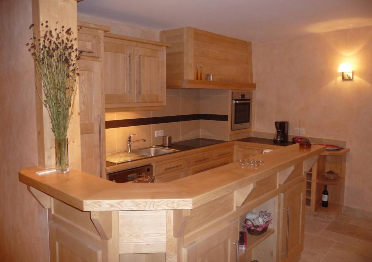 Appartement entier, Appartement 'La Grange - 4 Pers' avec vue sur les montagnes, jardin privé et Wi-Fi in Taninges, Région de Bonneville
