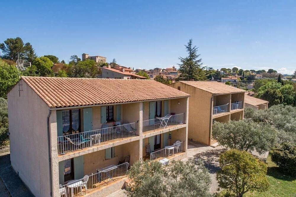 Entire apartment, (B) Studio T1 spacious, quiet, sun, parking in Gréoux-les-Bains, Verdon Regional Natural Park