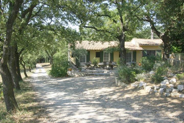 Maison d’hôte pour 2 personnes, avec Terrasse et Jardin ainsi que Piscine et Vue à Eyragues