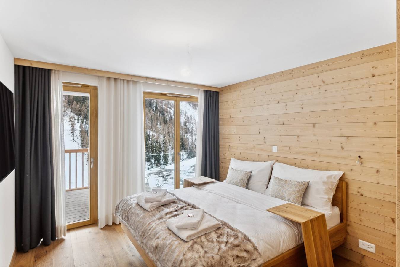 Entire apartment, Luxury Apartment, 2 Bedrooms with Jacuzzi Rahas B Grimentz - By Mrs Miggins in Grimentz, Anniviers