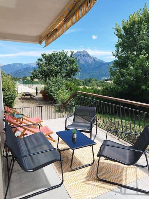 Appartement de vacances pour 6 personnes, avec piscine et jardin ainsi que vue sur le lac et vue, adapté aux familles