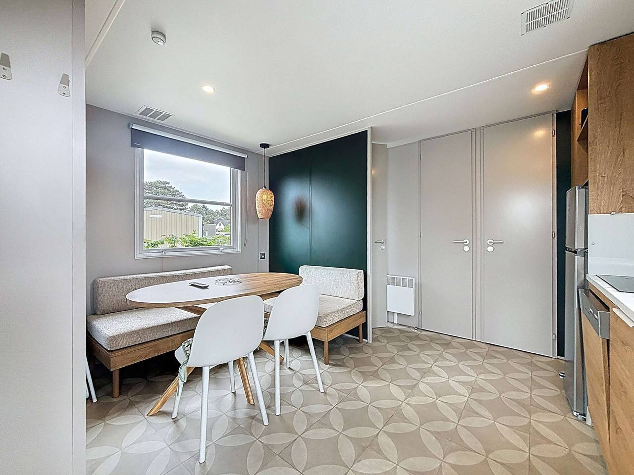 Mobil-home de Grand Confort à 200m de la plage avec piscine chauffée, 2 chambres, parking, wifi inclus in Jullouville, Côte de la Déroute