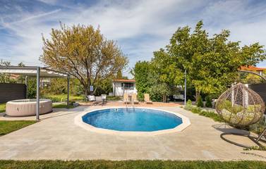 Villa für 2 Personen, mit Terrasse und Whirlpool sowie Garten in Kroatien