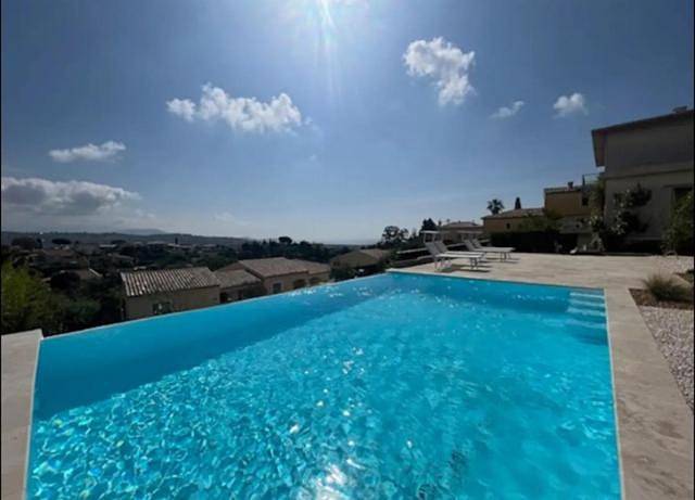 Appart’hôtel pour 4 personnes, avec vue et piscine ainsi que terrasse et jardin
