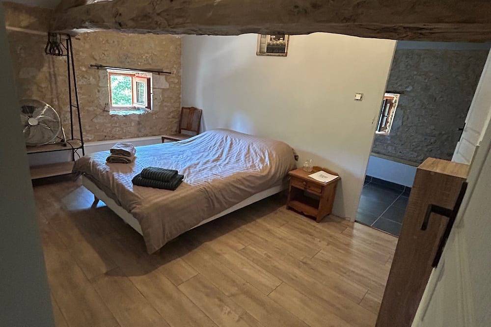 Poitevins A 5 Bedroom French Stone House set in 4 acres with 5 En Suite. in Saint-Astier, Región de Marmande