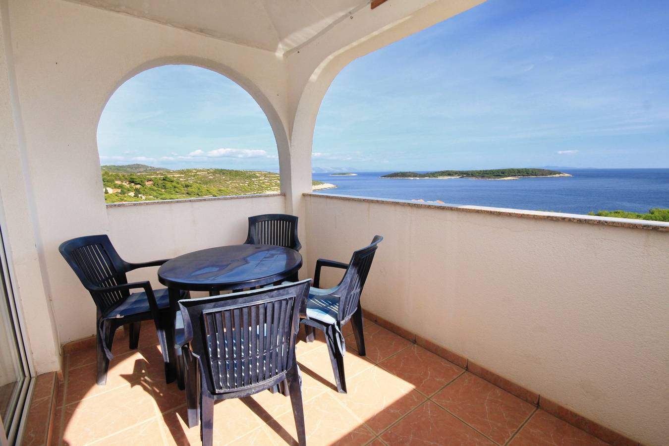 Ganze Wohnung, 2-Zimmer-Ferienwohnung mit Terrasse und Meerblick Brgujac, Vis -a in Rukavac, Split-Dalmatien