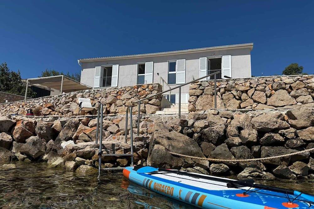Holiday home right by the sea in Lukovo Šugarje, Kvarn land