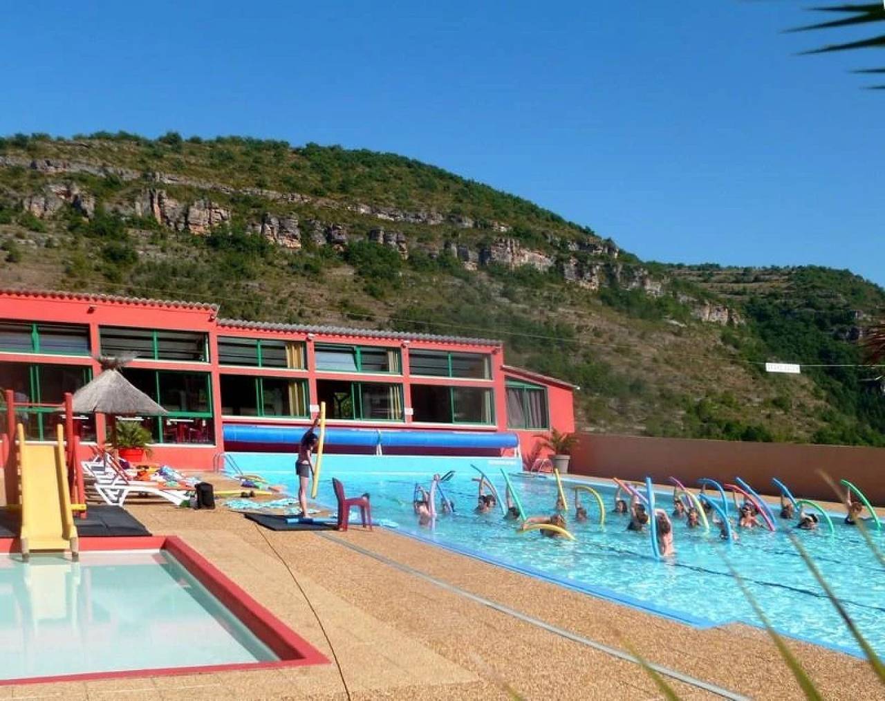 Zecamping 4 étoiles animé piscine chiens acceptés chalet Tv clim in Saint-Rome-de-Tarn, Parc naturel régional des Grands Causses