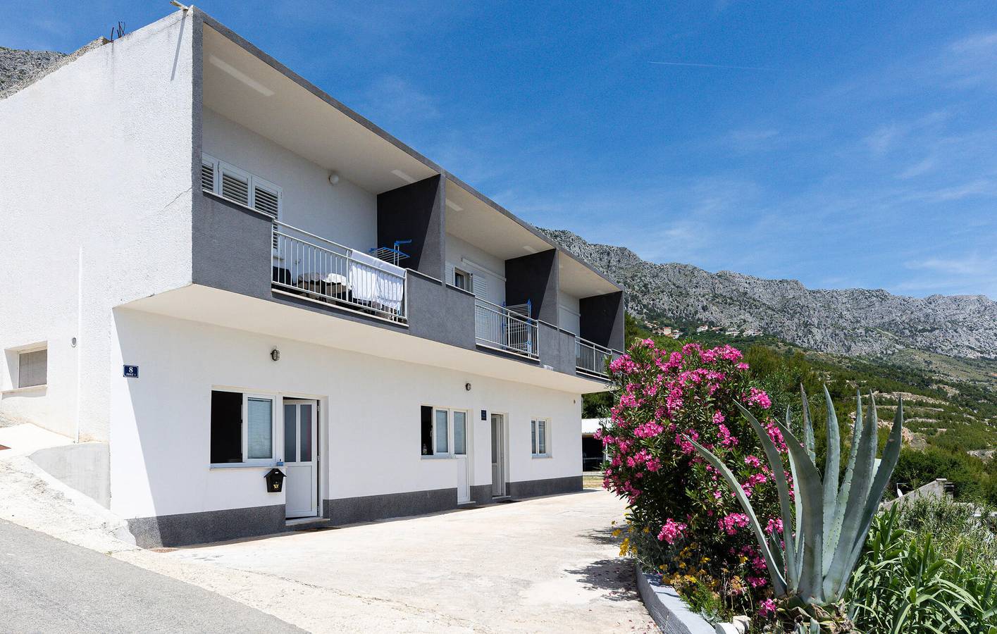 Ganze Ferienwohnung, Charmantes Apartment mit Terrasse, WLAN und Strandzugang in 2 km Entfernung in Lokva Rogoznica, Omis-Riviera