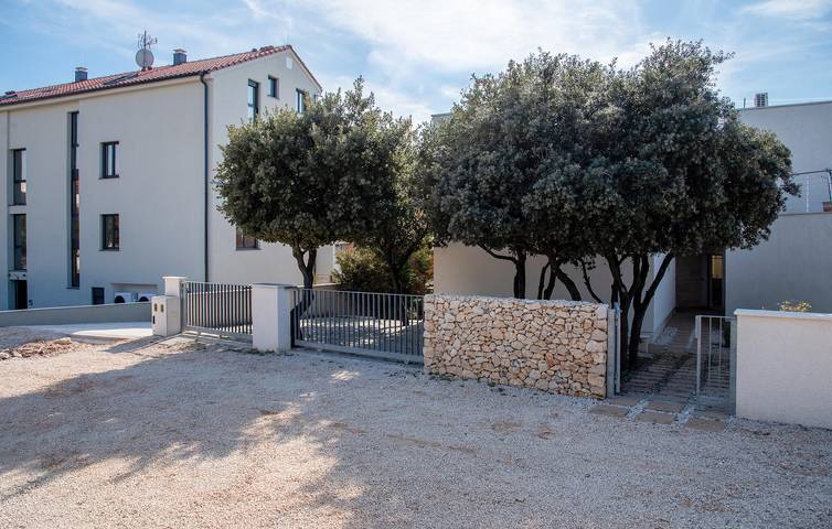 Gemütliches Apartment mit Meerblick, Pool, WLAN und Parkplatz in Mandre in Mandre, Pag