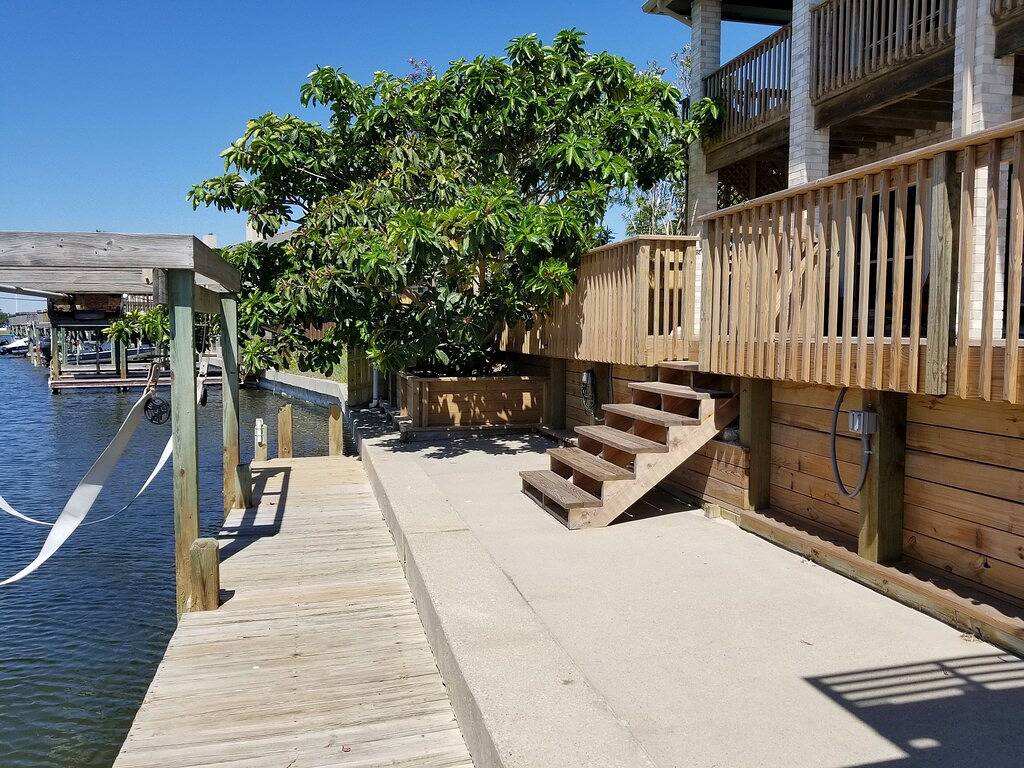 Top Level Canal Water Front Home mit Bootsanlegestelle und extra Parkplatz! in North Padre Island, Corpus Christi