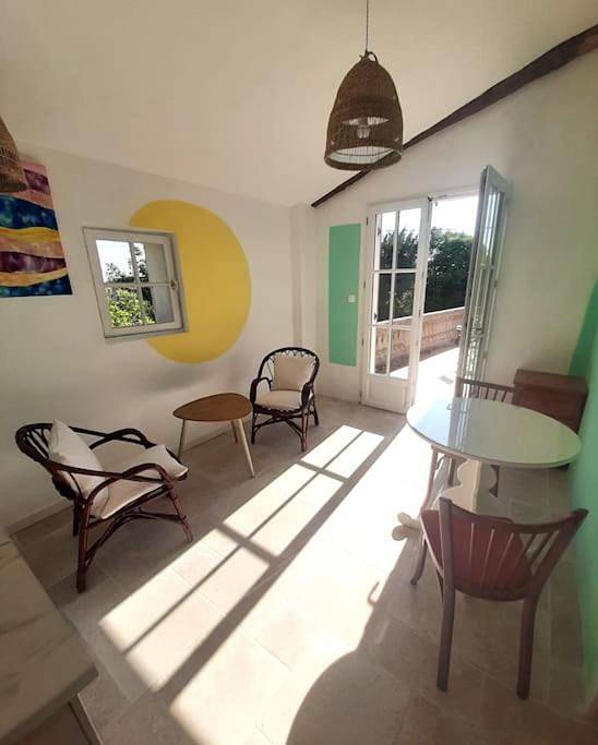 Gîte pour 2 personnes, avec terrasse et piscine à Saint-Quentin-de-Baron