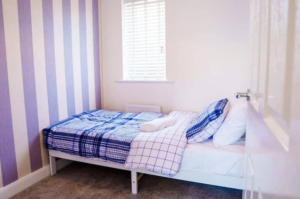 Cosy 3 Bedroom House Set In Manchester Free wifi & private parking in Leigh, Grand Manchester