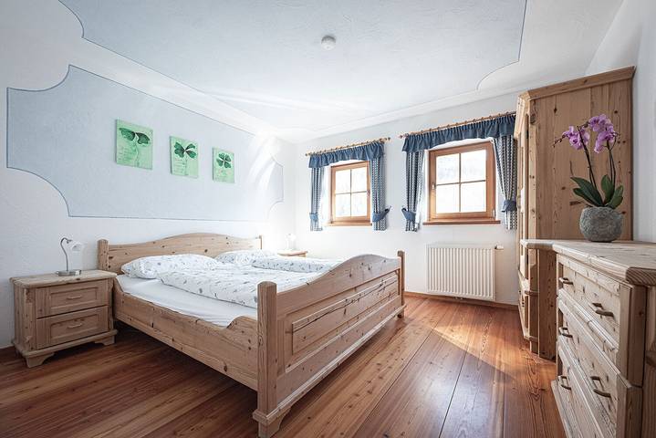 Entire apartment, Holiday Apartment "Enzian" with Mountain View, Balcony & Wi-Fi in Hohe Tauern, Sand in Taufers