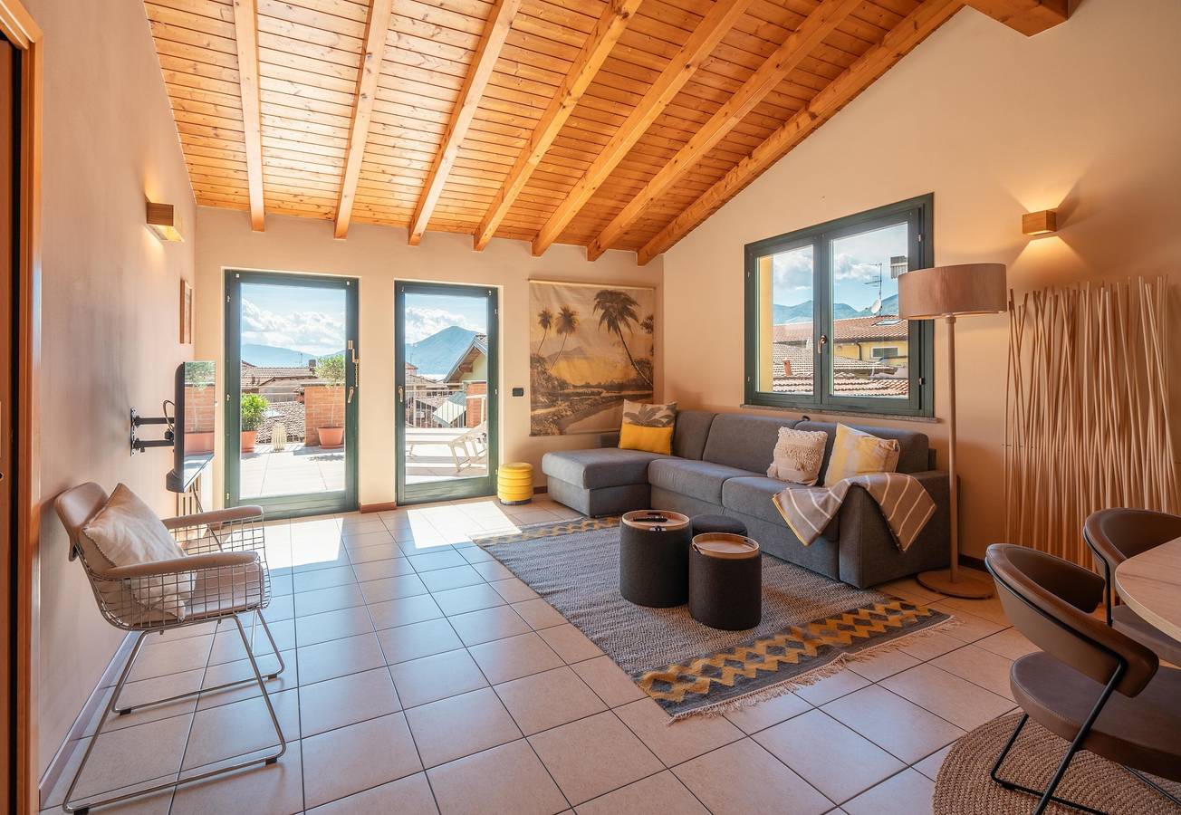 Ganze Wohnung, Ferienwohnung 'Central Penthouse Luino' mit Seeblick, privater Terrasse und Wlan in Luino, Comune di Luino