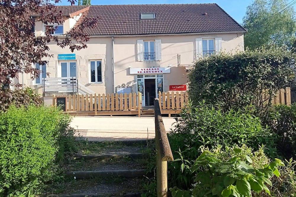 Appartement entier, Appartement 2 Chambre Avec piscine in Louroux-de-Bouble, Région de Montluçon