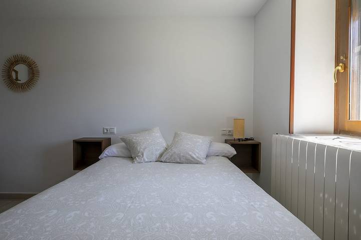 Entire apartment, Casa Feli: Apartamento con Jardín Privado en los Pirineos in Castiello de Jaca, Aragonese Pyrenees