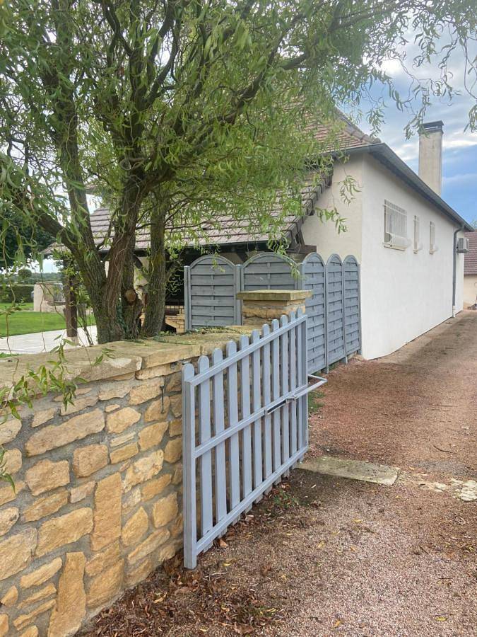 Location de vacances pour 6 personnes, avec piscine ainsi que vue et jardin, animaux acceptés à Poisson (homonymie)
