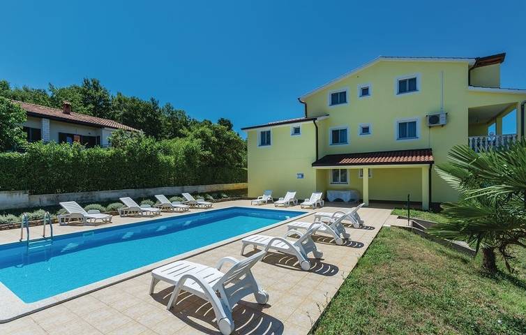 Ferienwohnung für 4 Personen, mit Balkon/Terrasse und Pool in Porec und Umgebung