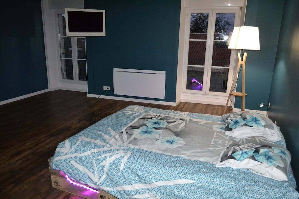 Large room of more than 30m2 for 4 to 5 people in Chef-Boutonne, Niort region