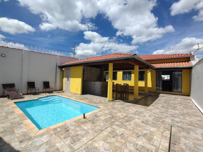 Casas e apartamentos de temporada para 10 pessoas, com jardim e piscina, adaptado a crianças em São João Batista do Glória