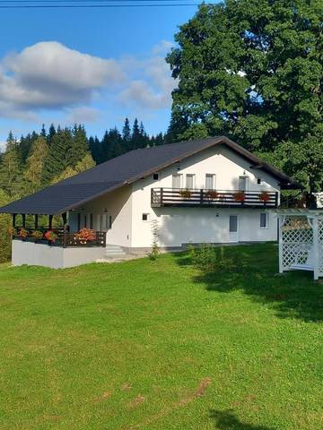 Location de vacances pour 14 personnes, avec balcon ainsi que vue et jardin dans Dorna-Arini