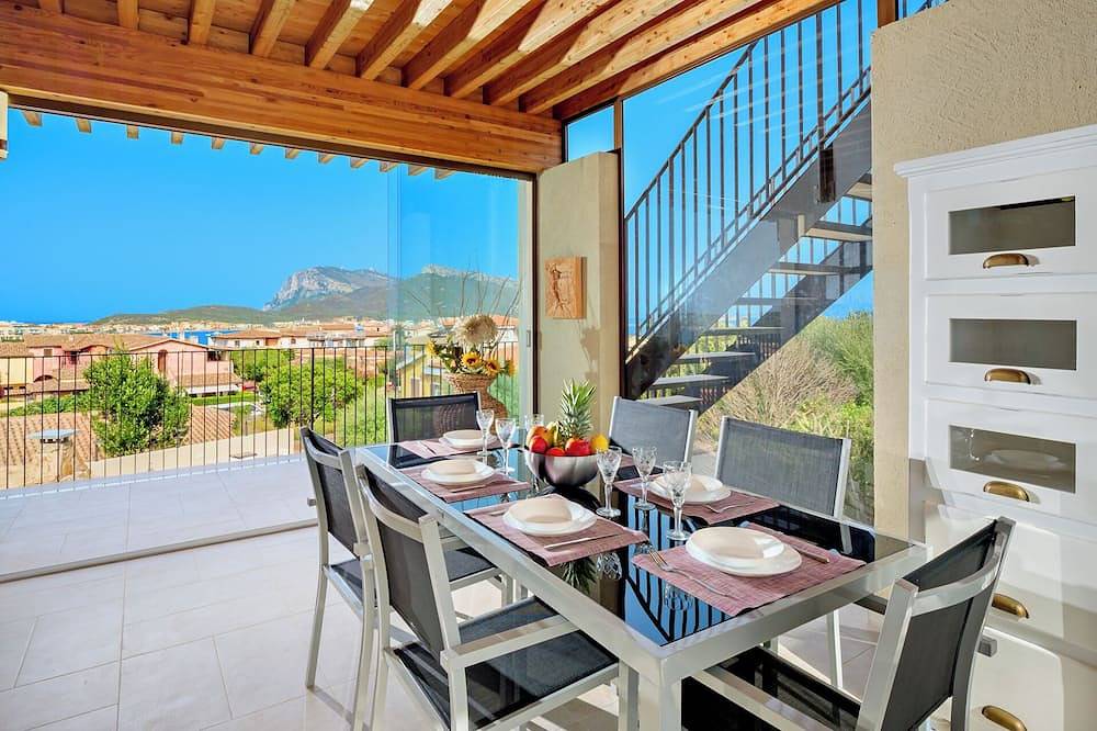 Villa Mirtillo with sea view and pool 400 mt from Golfo Aranci beach in Quinta Spiaggia, Golfo Aranci