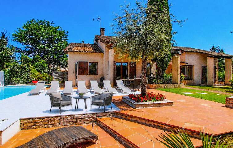 Location de vacances pour 9 personnes, avec terrasse ainsi que piscine et jardin, animaux acceptés à Meyzieu
