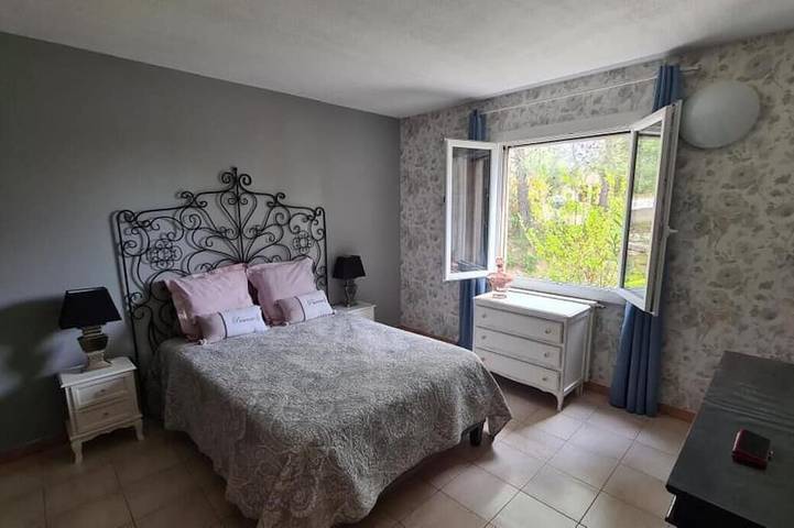 Location de vacances pour 2 personnes, avec terrasse ainsi que jardin et piscine, animaux acceptés à Le Val - 3