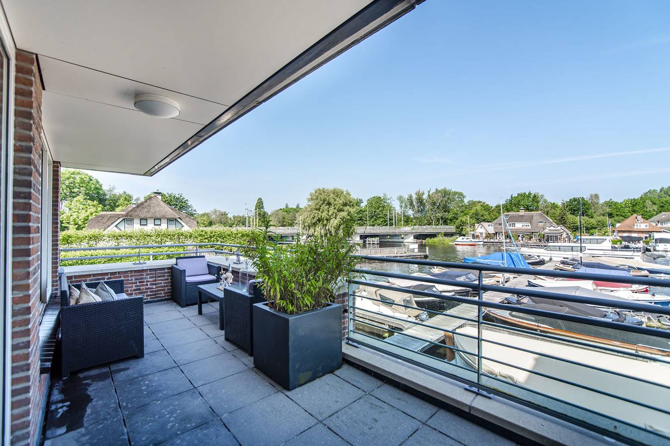 Ganze Wohnung, Geräumige und luxuriöse Wohnung im ersten Stock mit Balkon in Warmond, Niederländische Nordsee