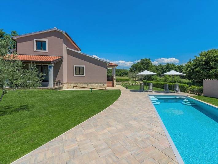 Ferienhaus für 8 Personen, mit Terrasse und Garten sowie Pool