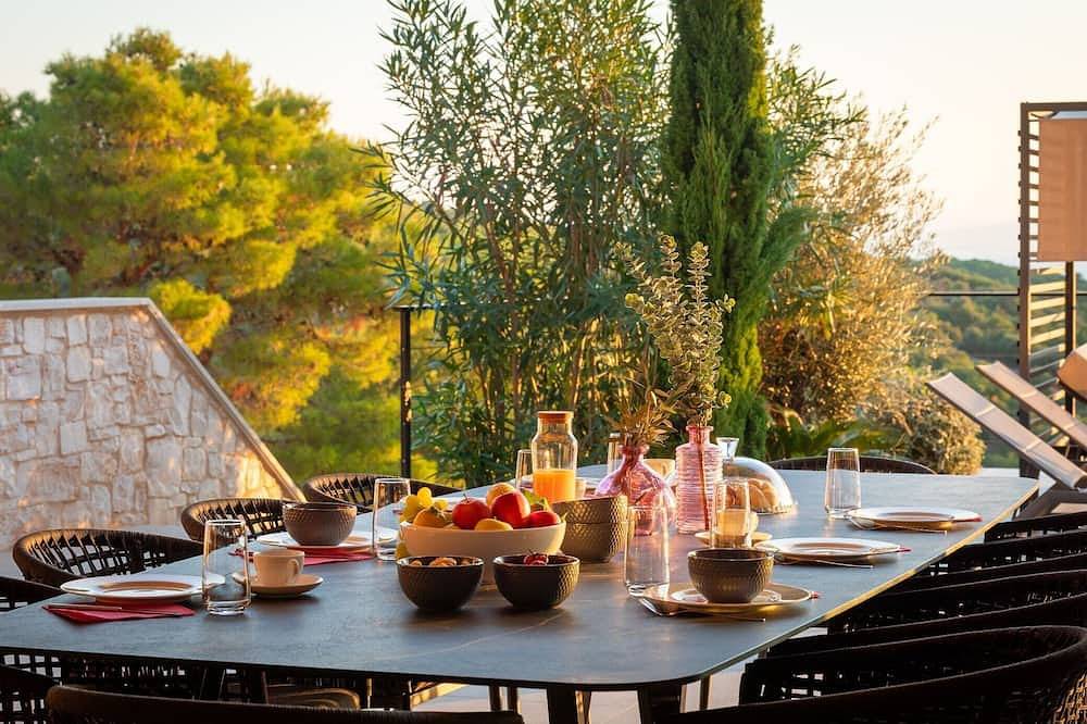 Breathtaking Villa Vis Five Bedroom Villa with the Pool in Vis Town, Vis (Dalmatia)