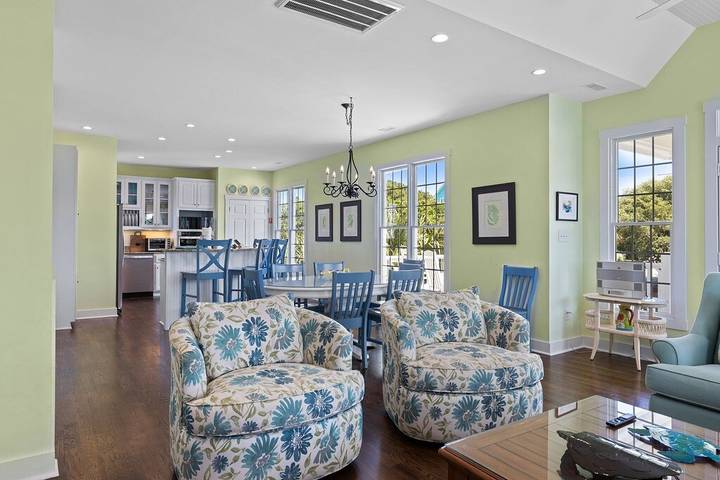 Vacation rental for 18 people, with pool and balcony in Emerald Isle